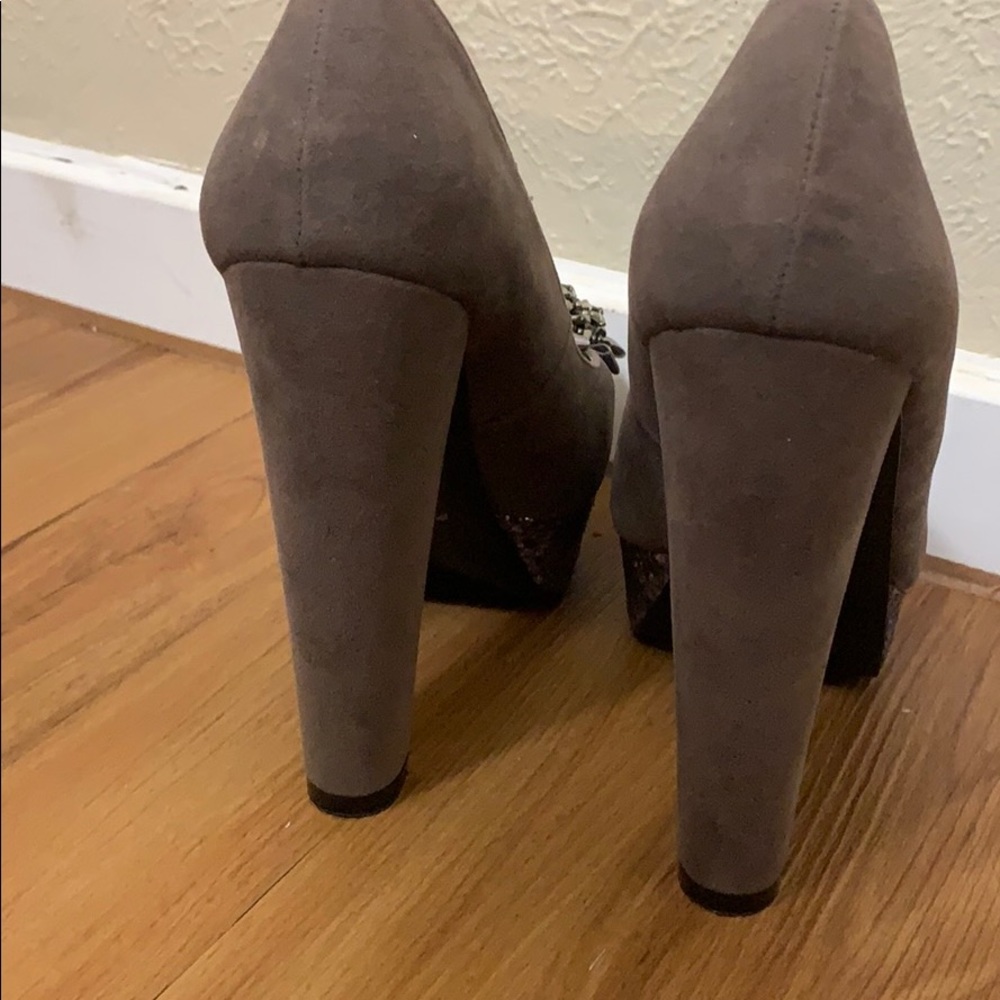 Also shoes - Picture 2 of 4